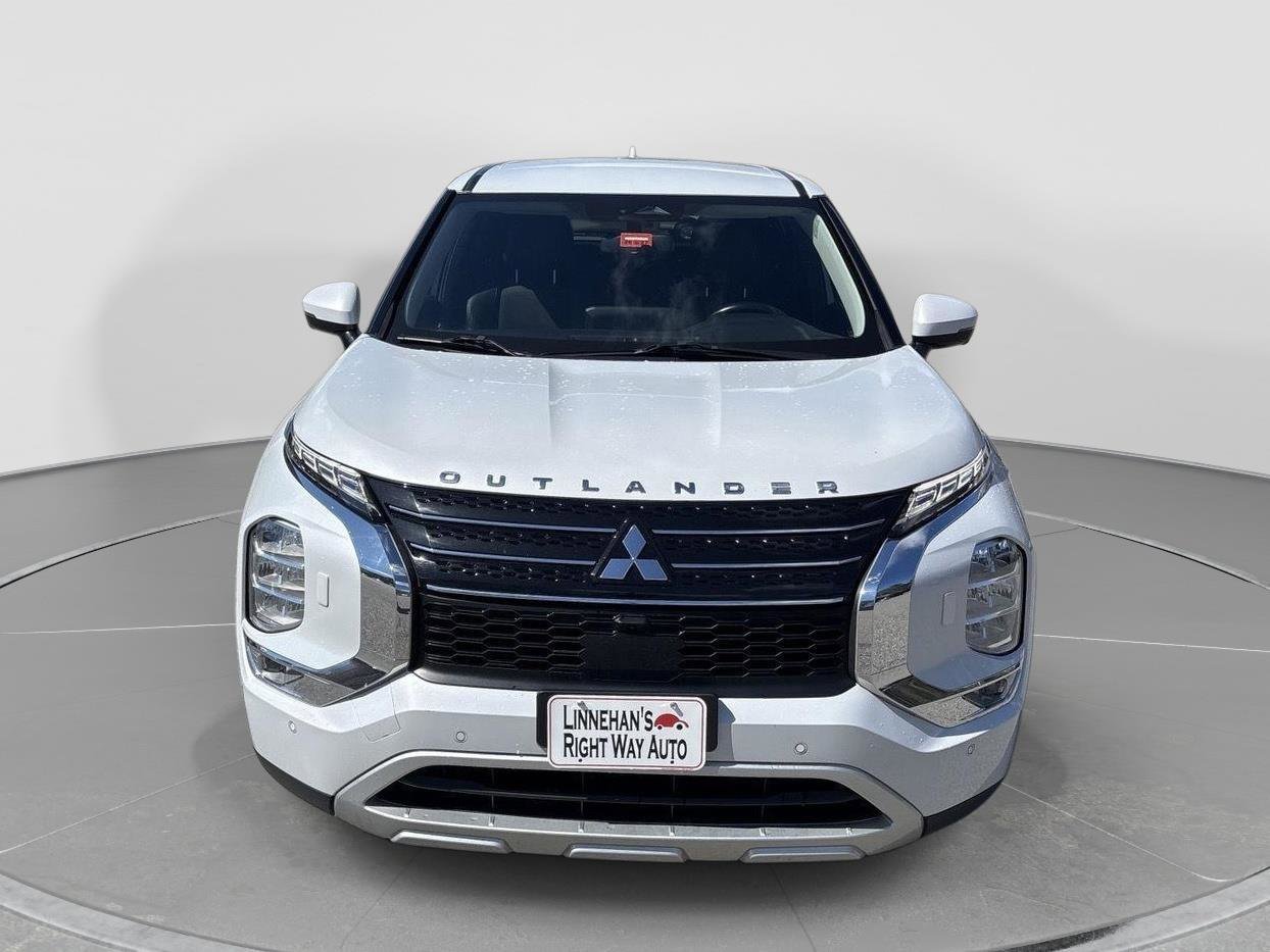 Used 2024 Mitsubishi Outlander 4WD Plug-In Hybrid image 3