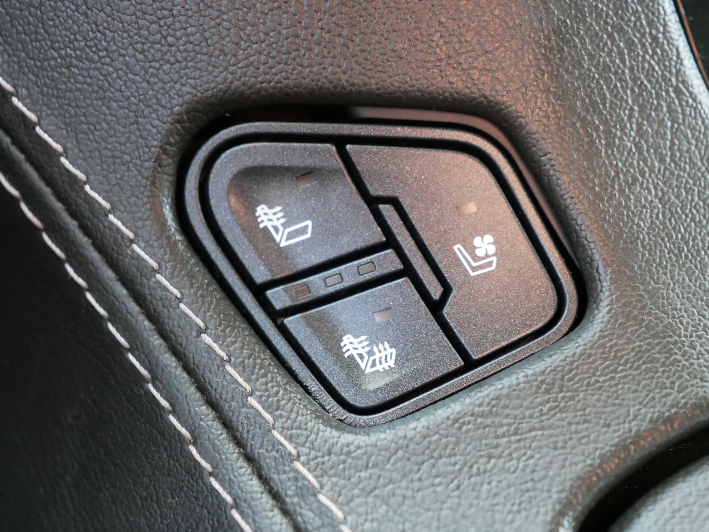 Used 2020 GMC Yukon Denali w/ Denali Premium Package image 31