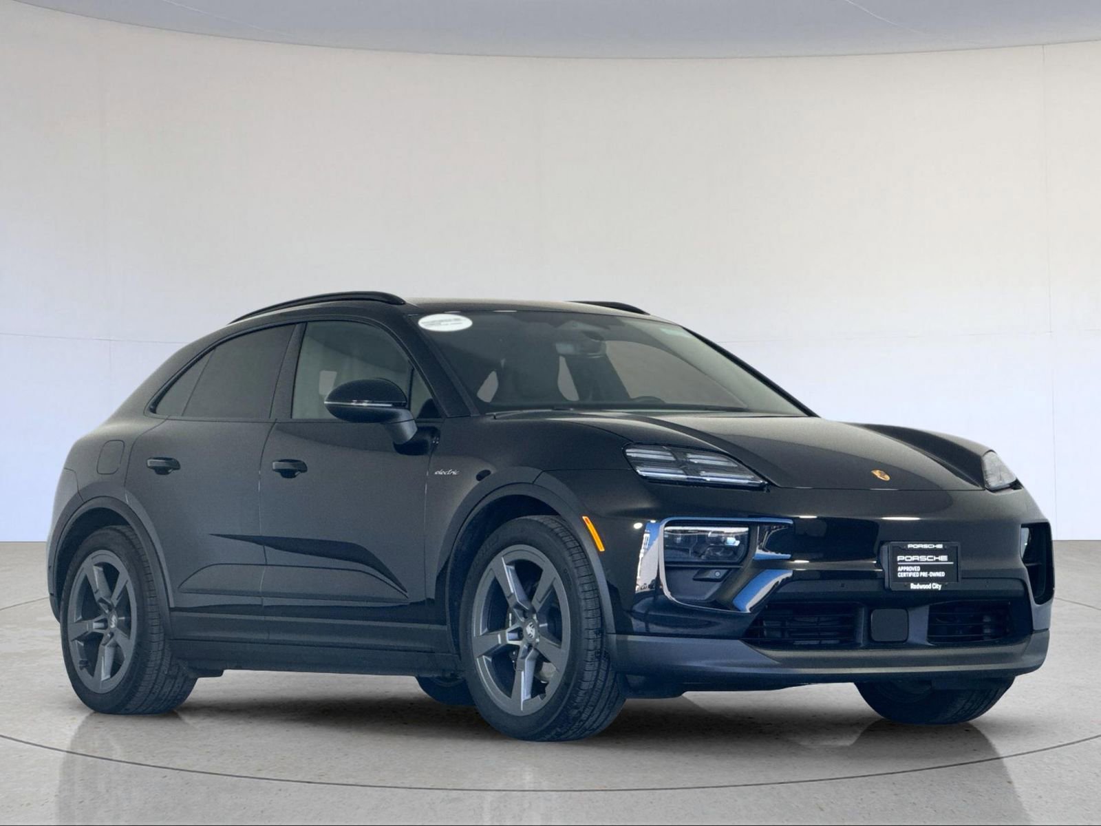 Certified 2025 Porsche Macan Electric image 10