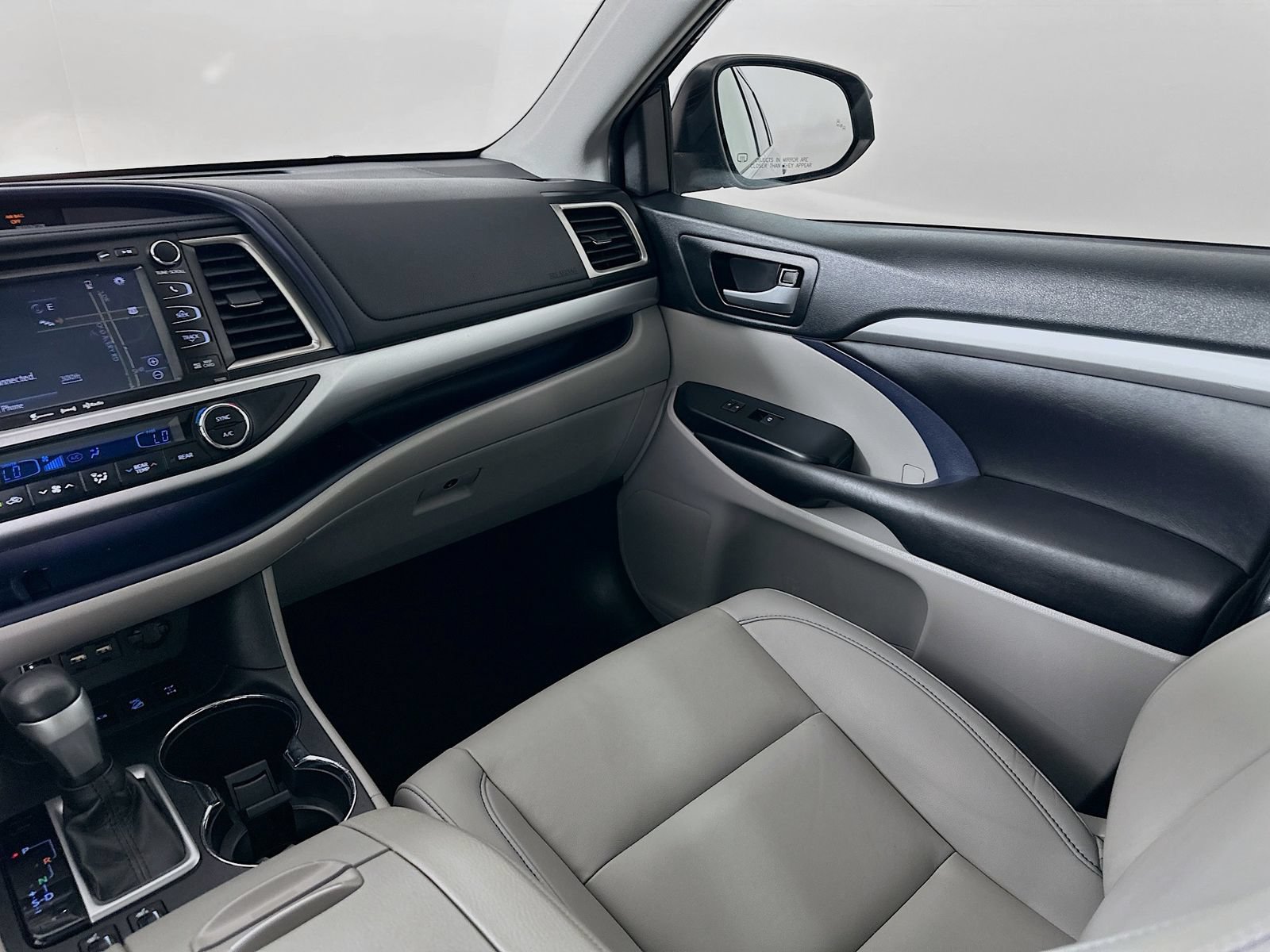 Used 2019 Toyota Highlander XLE AWD/4WD image 23