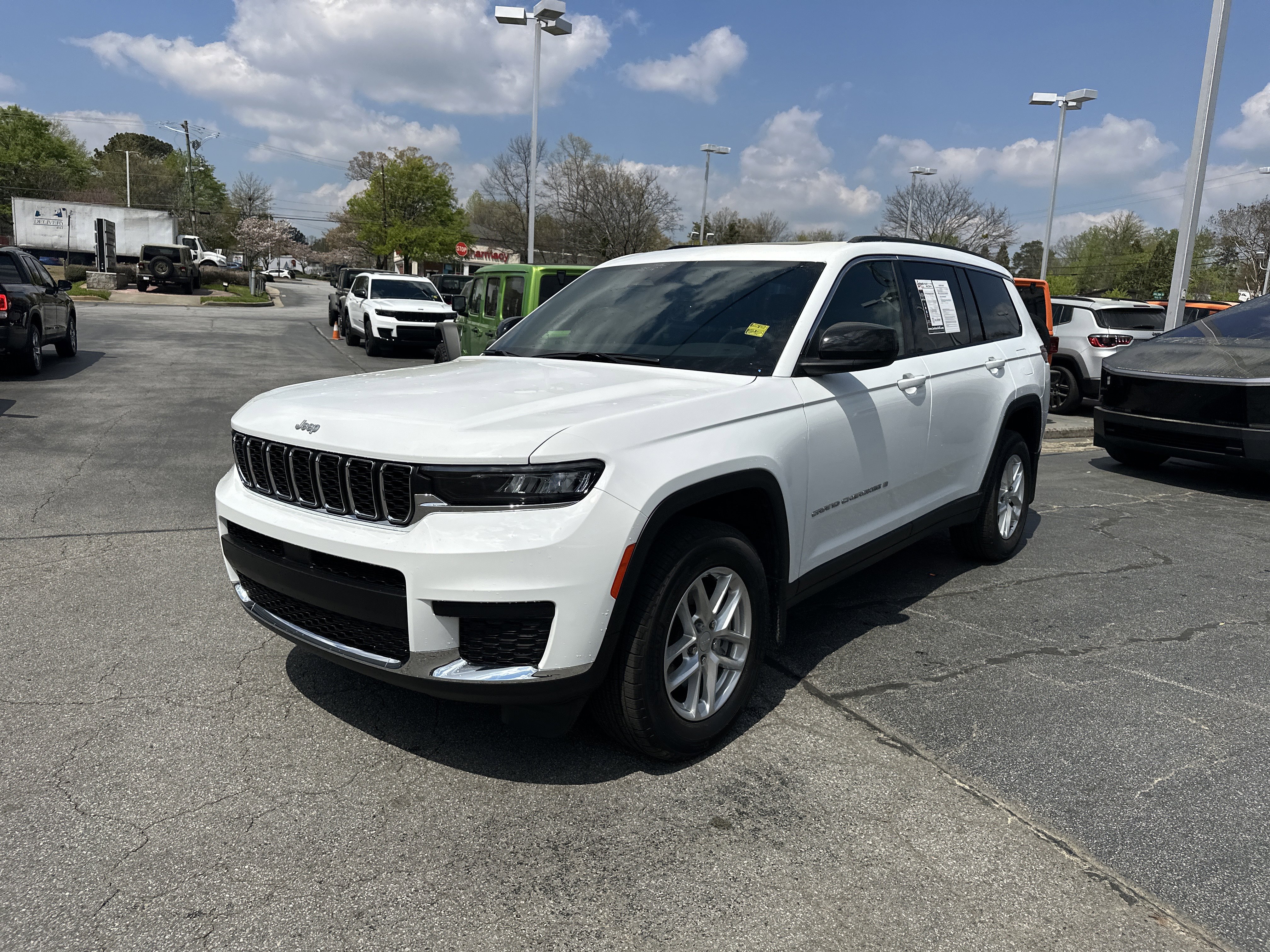 Used 2025 Jeep Grand Cherokee L Laredo image 7