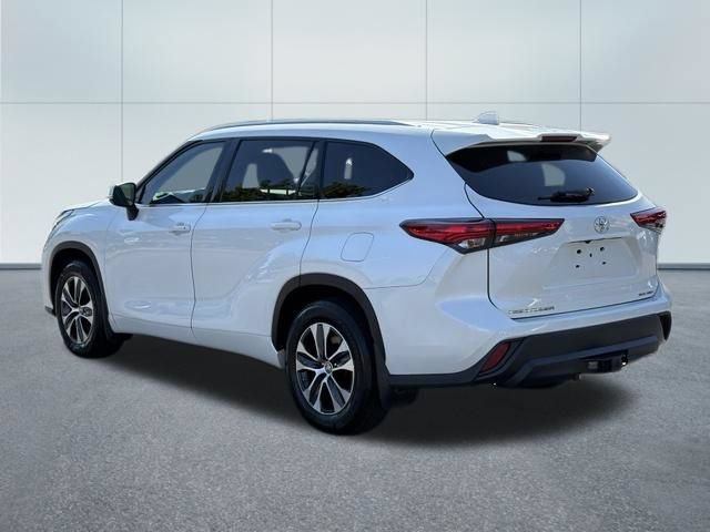 Used 2021 Toyota Highlander XLE AWD/4WD image 8