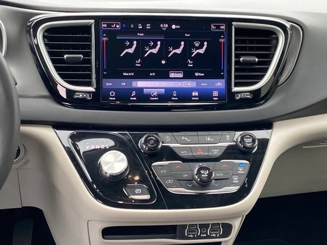 Used 2024 Chrysler Pacifica Touring-L FWD image 9