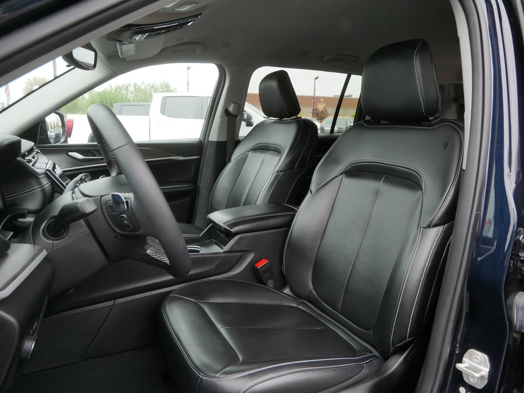 Used 2024 Jeep Grand Cherokee L Limited AWD/4WD image 2