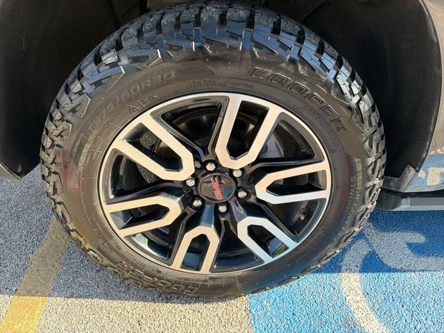 Used 2021 GMC Yukon XL AT4 w/ Technology Package AWD/4WD image 9