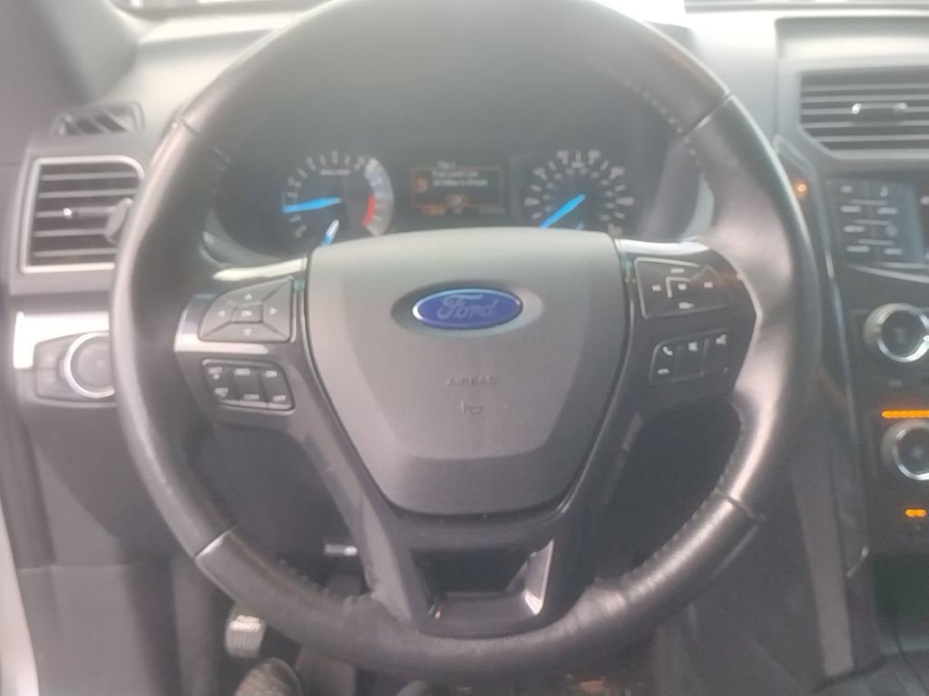 Used 2016 Ford Explorer XLT image 18