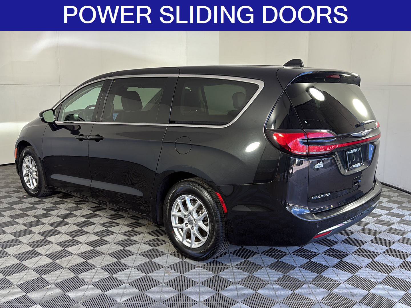 Used 2024 Chrysler Pacifica Touring-L image 7