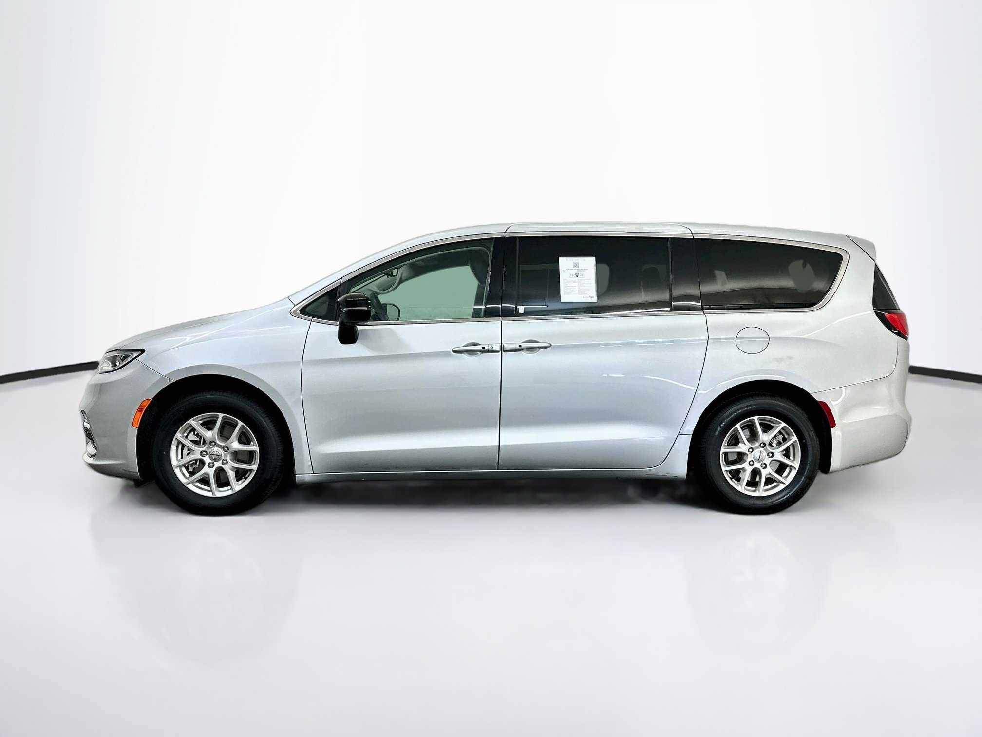 Used 2024 Chrysler Pacifica Touring-L FWD image 4