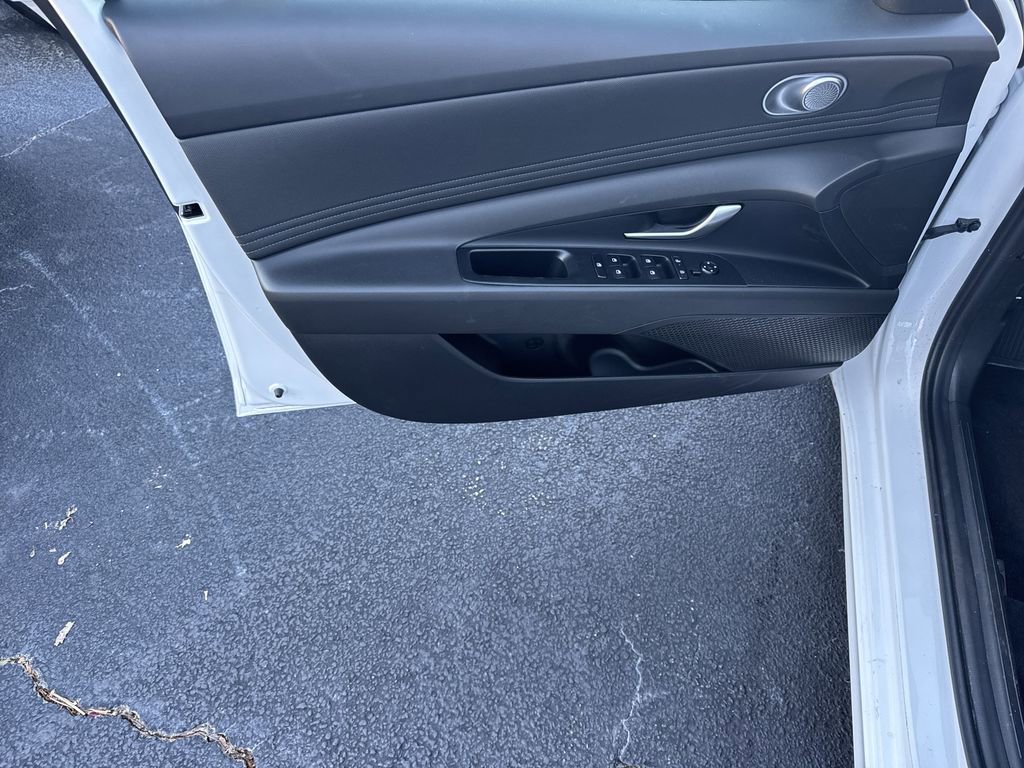 New 2025 Hyundai Elantra SEL w/ Cargo Package FWD image 11