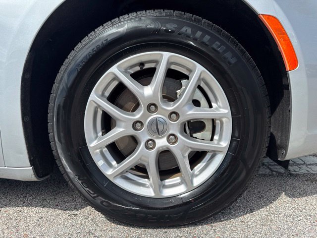 Used 2024 Chrysler Pacifica Touring-L FWD image 9