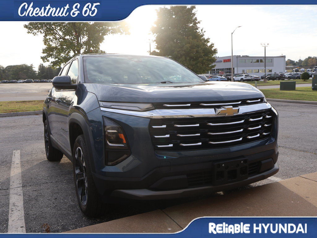 Used 2025 Chevrolet Equinox LT AWD/4WD image 2