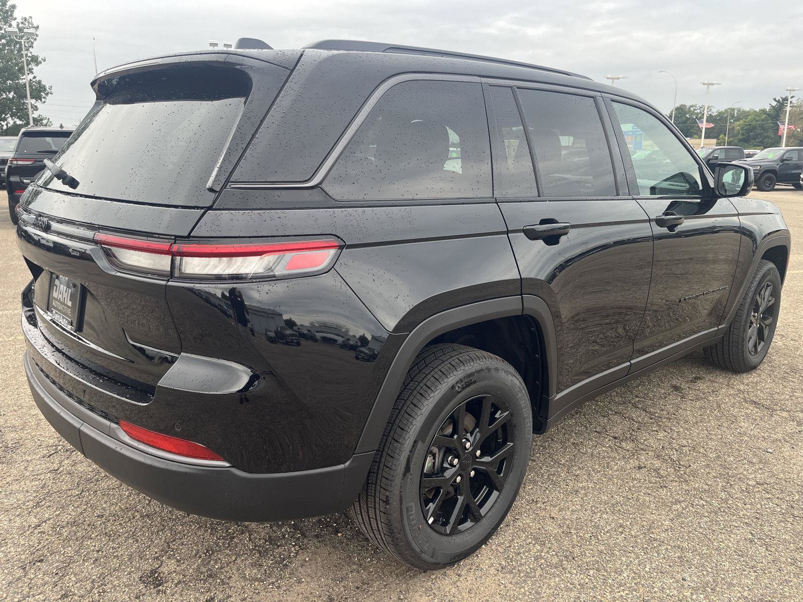 Used 2026 Jeep Grand Cherokee Altitude AWD/4WD image 9