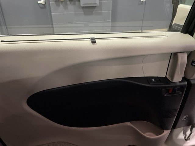 Used 2024 Chrysler Pacifica Touring-L image 26