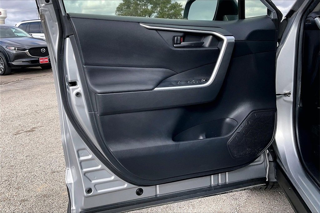 Used 2019 Toyota RAV4 LE image 17