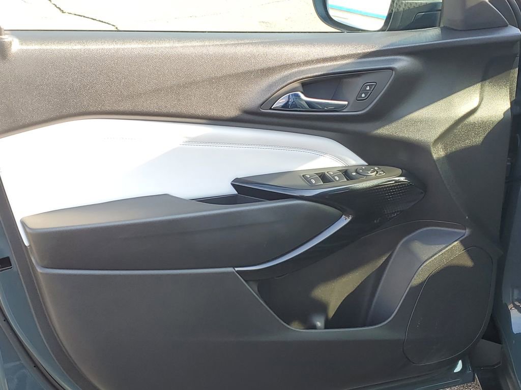 Used 2025 Chevrolet Trax LT w/ LT Convenience Package image 24