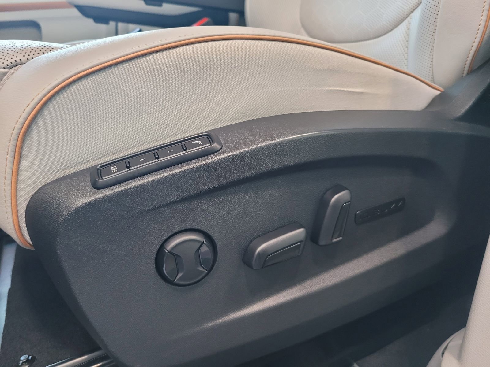 Used 2025 Volkswagen ID. Buzz 1st Edition image 17