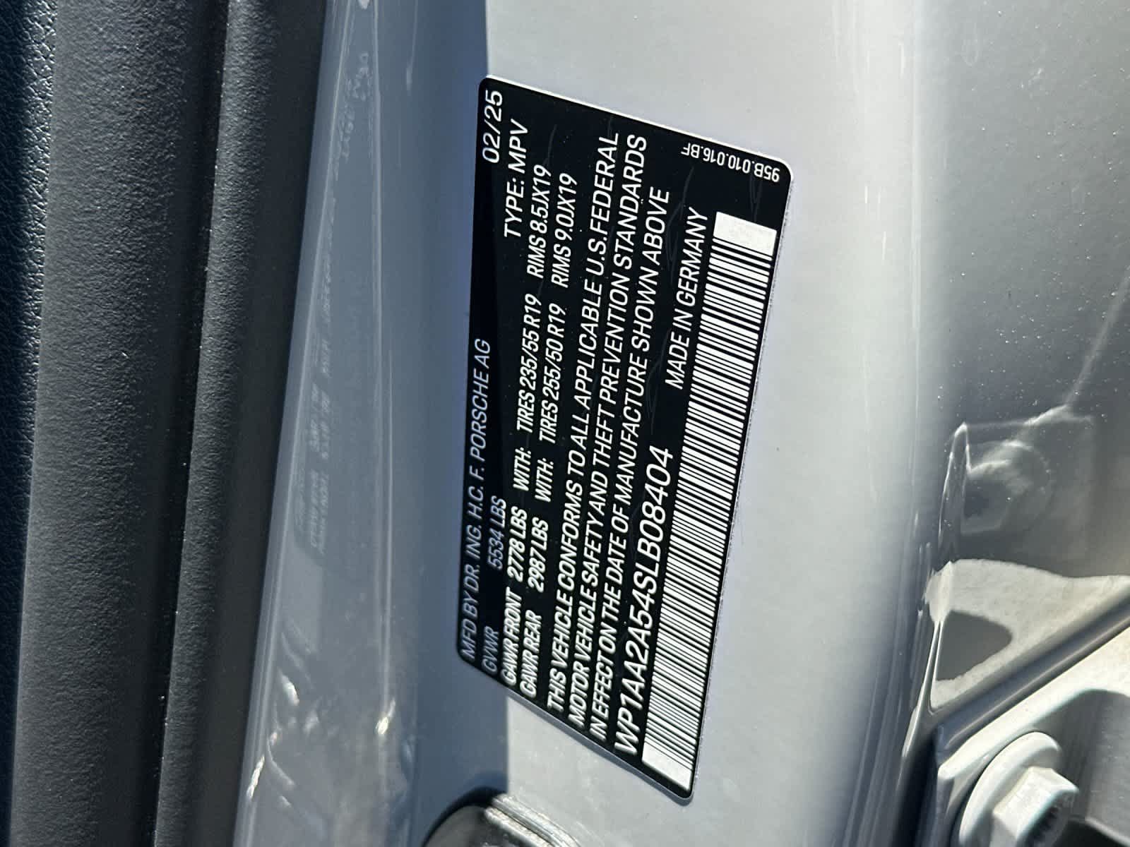 Certified 2025 Porsche Macan AWD/4WD image 33