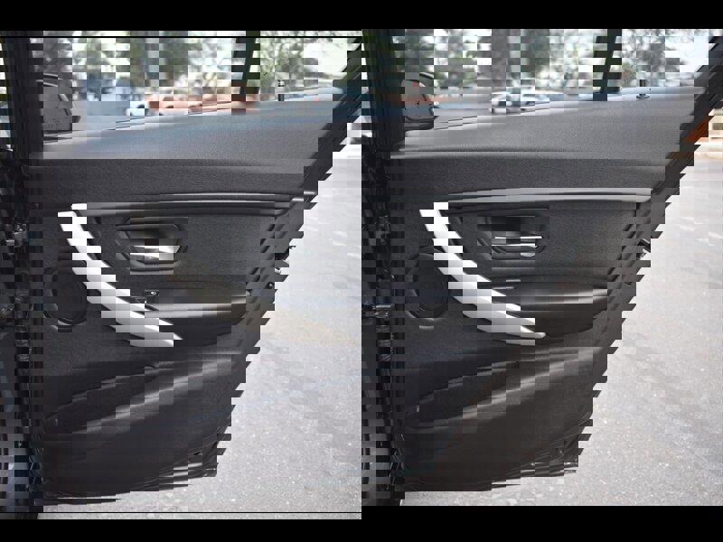 Used 2016 BMW 320i Sedan w/ Sport Package image 29