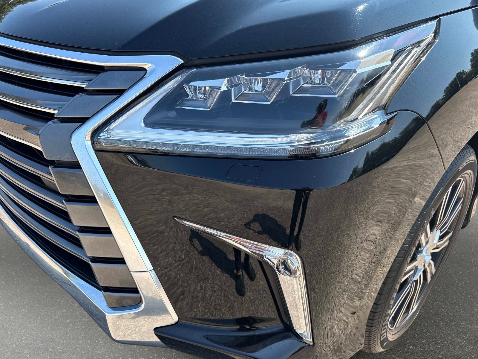 Used 2020 Lexus LX 570 4WD w/ 3rd Row & Luxury Pkg image 9