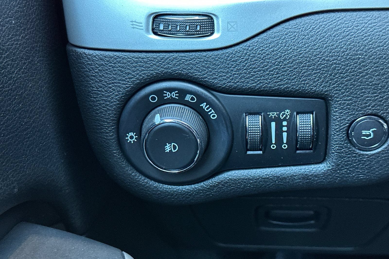 Used 2018 Jeep Cherokee Latitude Plus w/ Comfort/Convenience Group AWD/4WD image 33