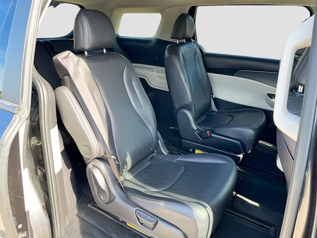 Used 2024 Kia Carnival LX image 26