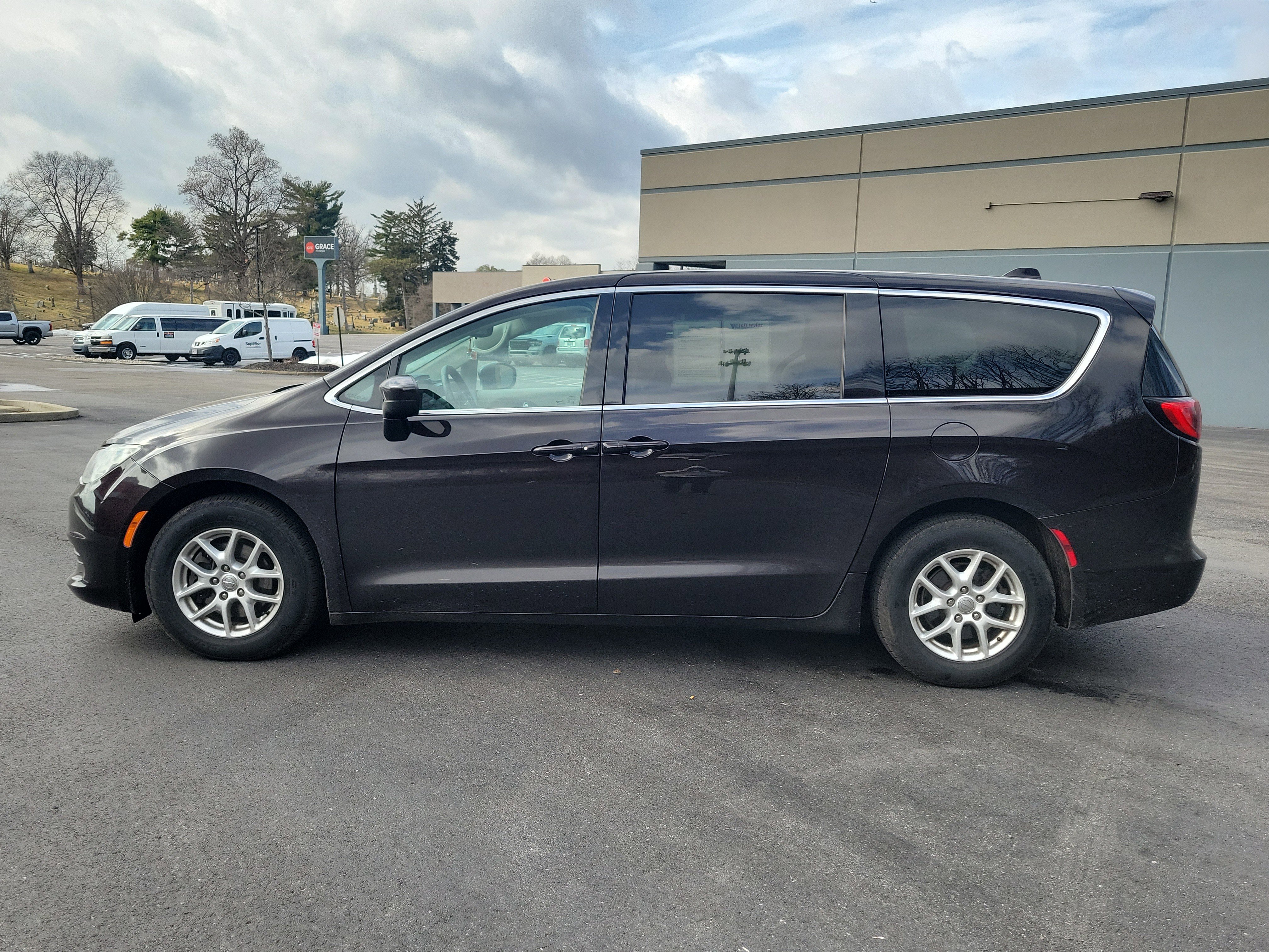 Used 2017 Chrysler Pacifica Touring image 7