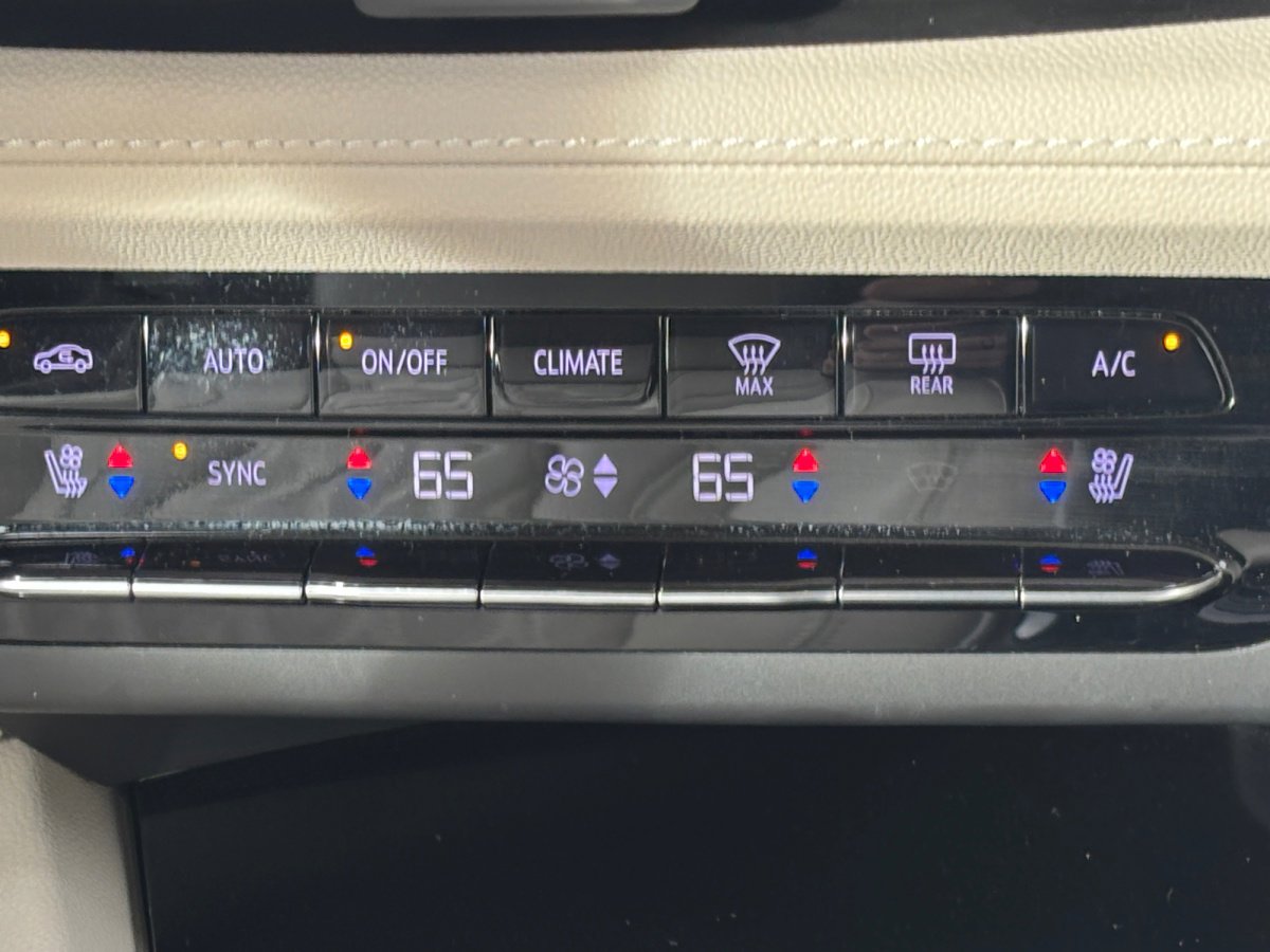 Used 2021 Buick Envision Avenir w/ Technology Package II image 4