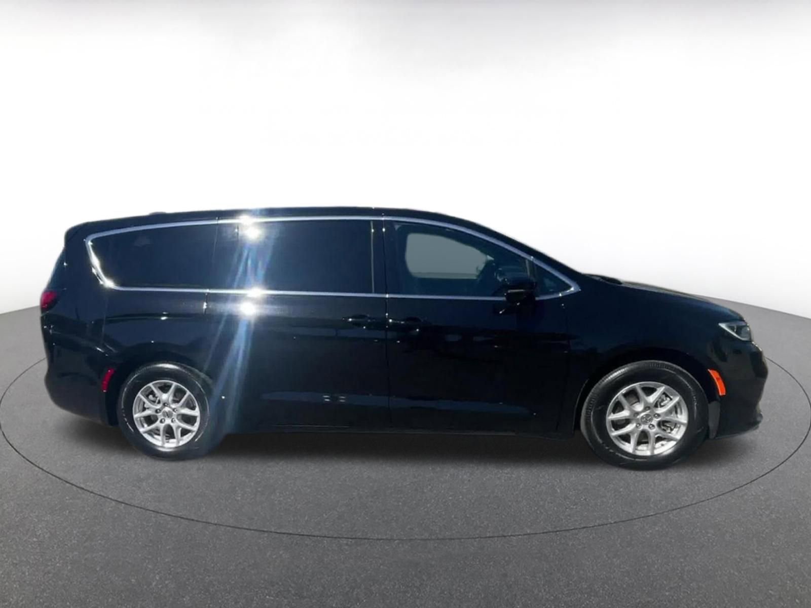 Used 2025 Chrysler Pacifica Select image 16