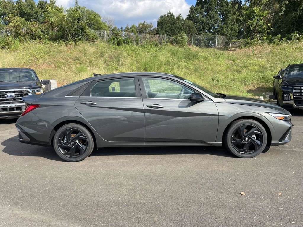 New 2026 Hyundai Elantra SEL Sport Premium FWD image 2