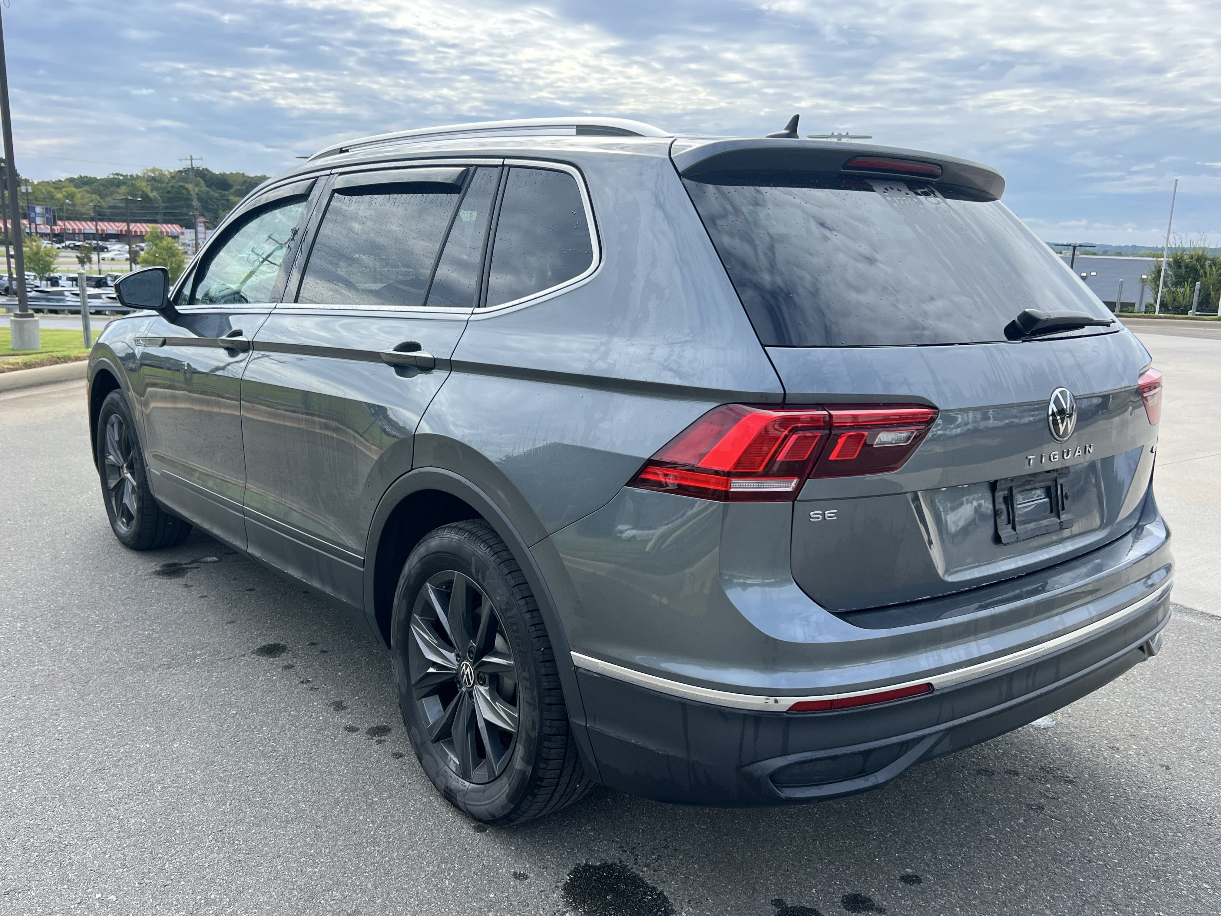 Used 2024 Volkswagen Tiguan SE AWD/4WD image 25