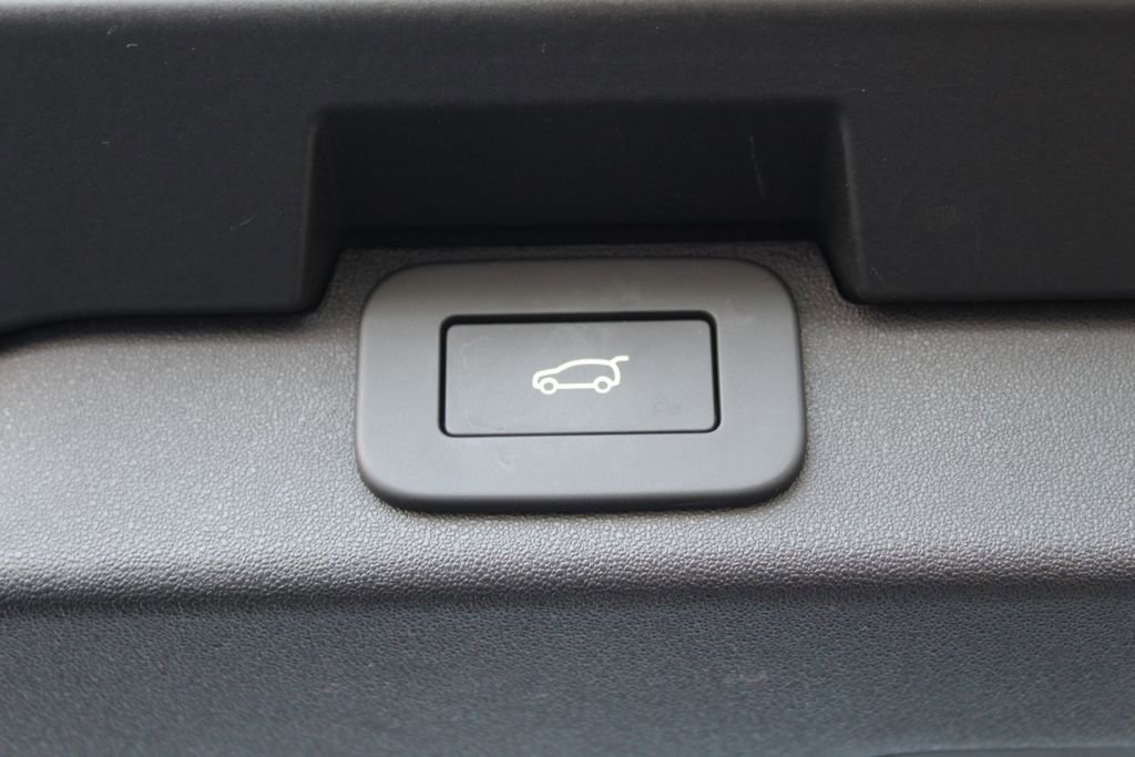 Used 2025 Land Rover Discovery Dynamic SE image 25