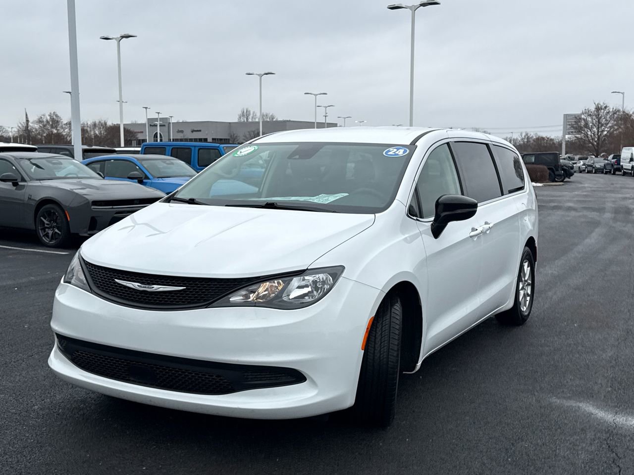 Used 2024 Chrysler Voyager LX image 7