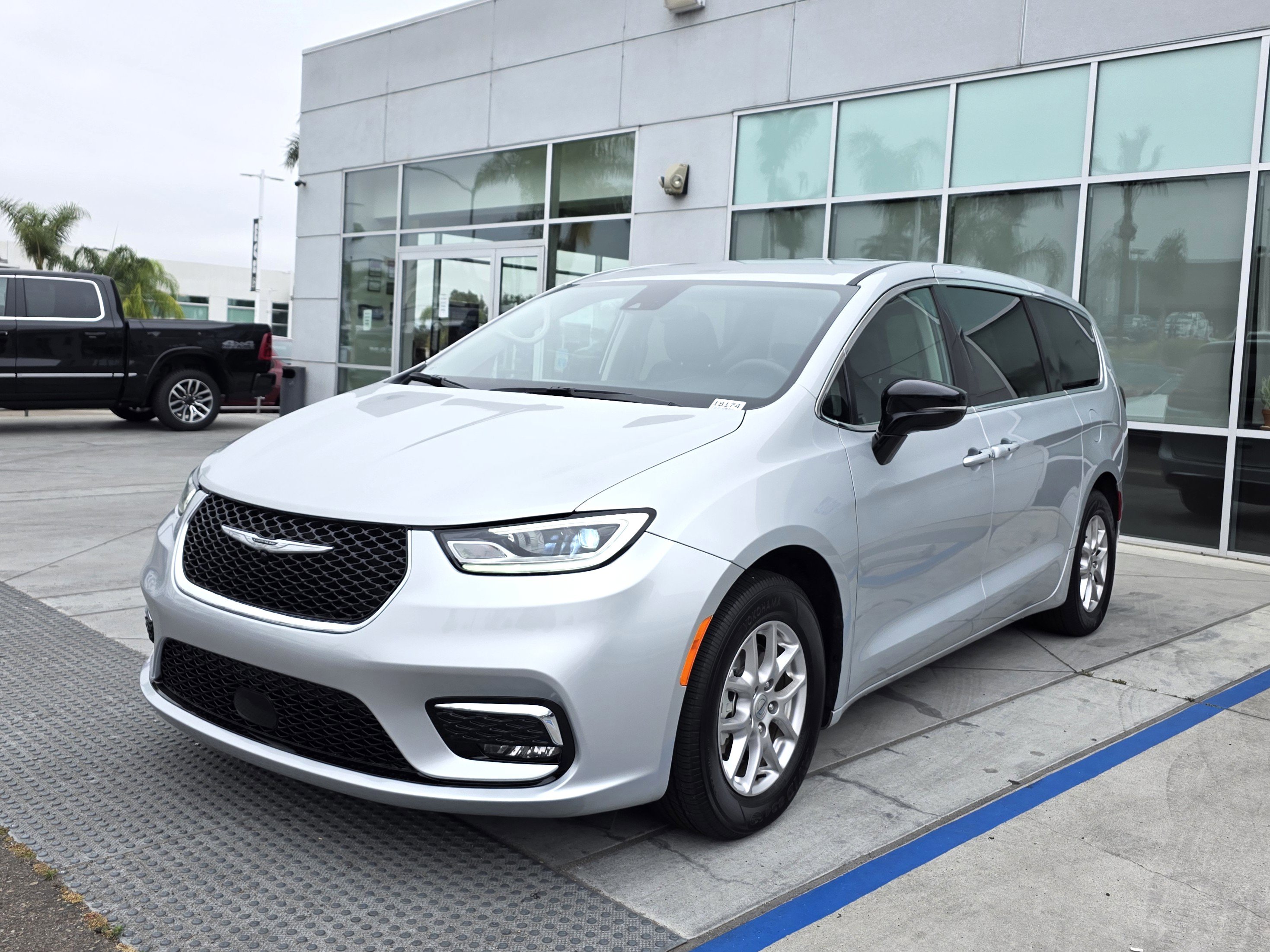 Certified 2024 Chrysler Pacifica Touring-L image 8