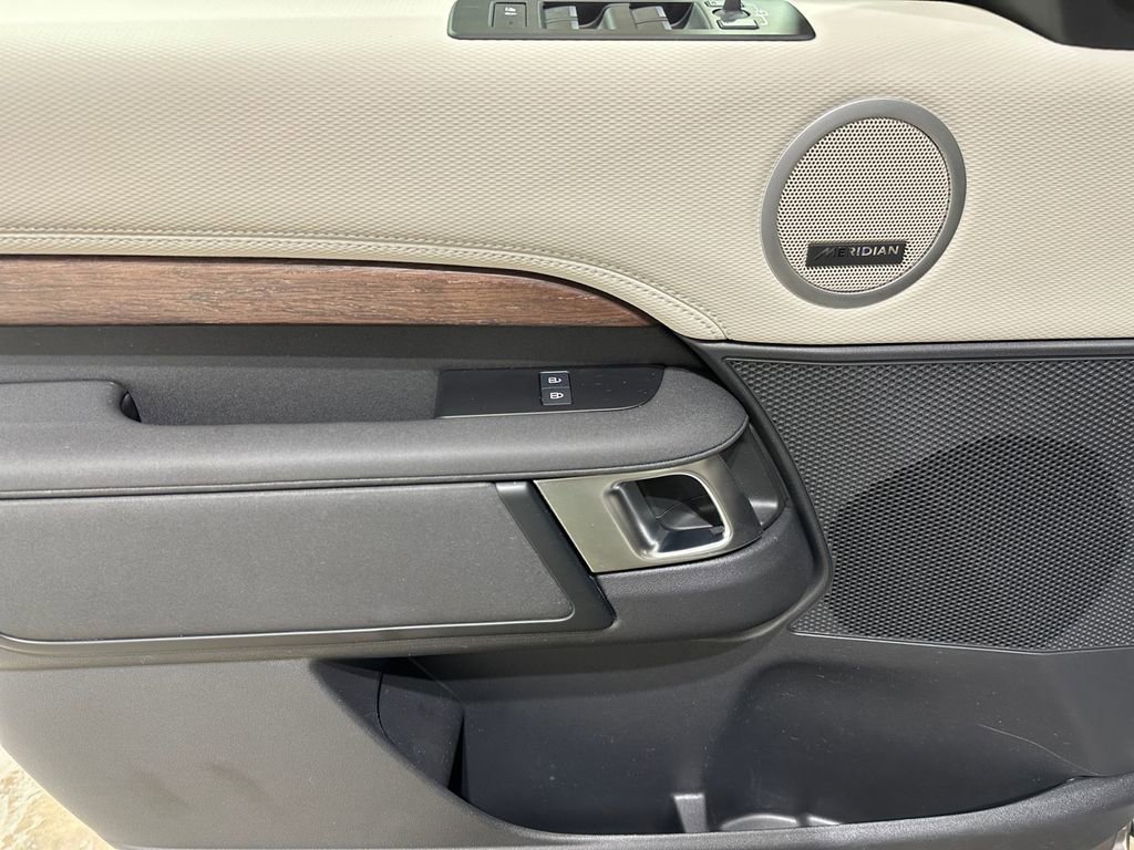 Used 2023 Land Rover Discovery S R-Dynamic image 17