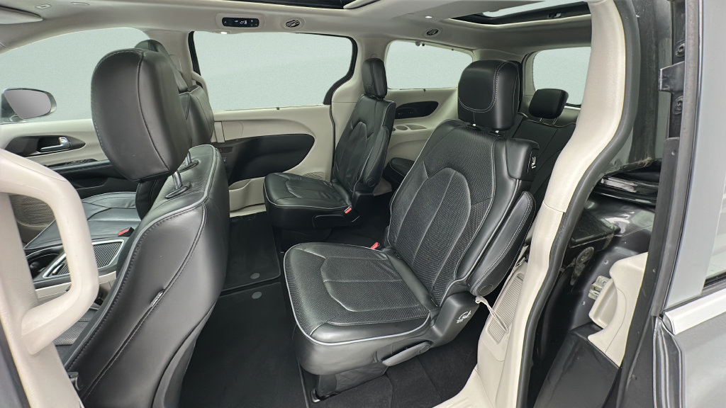 Used 2018 Chrysler Pacifica Limited w/ Tire & Wheel Group FWD image 9