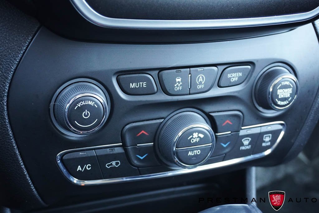 Used 2019 Jeep Cherokee Trailhawk w/ Cold Weather Group image 32