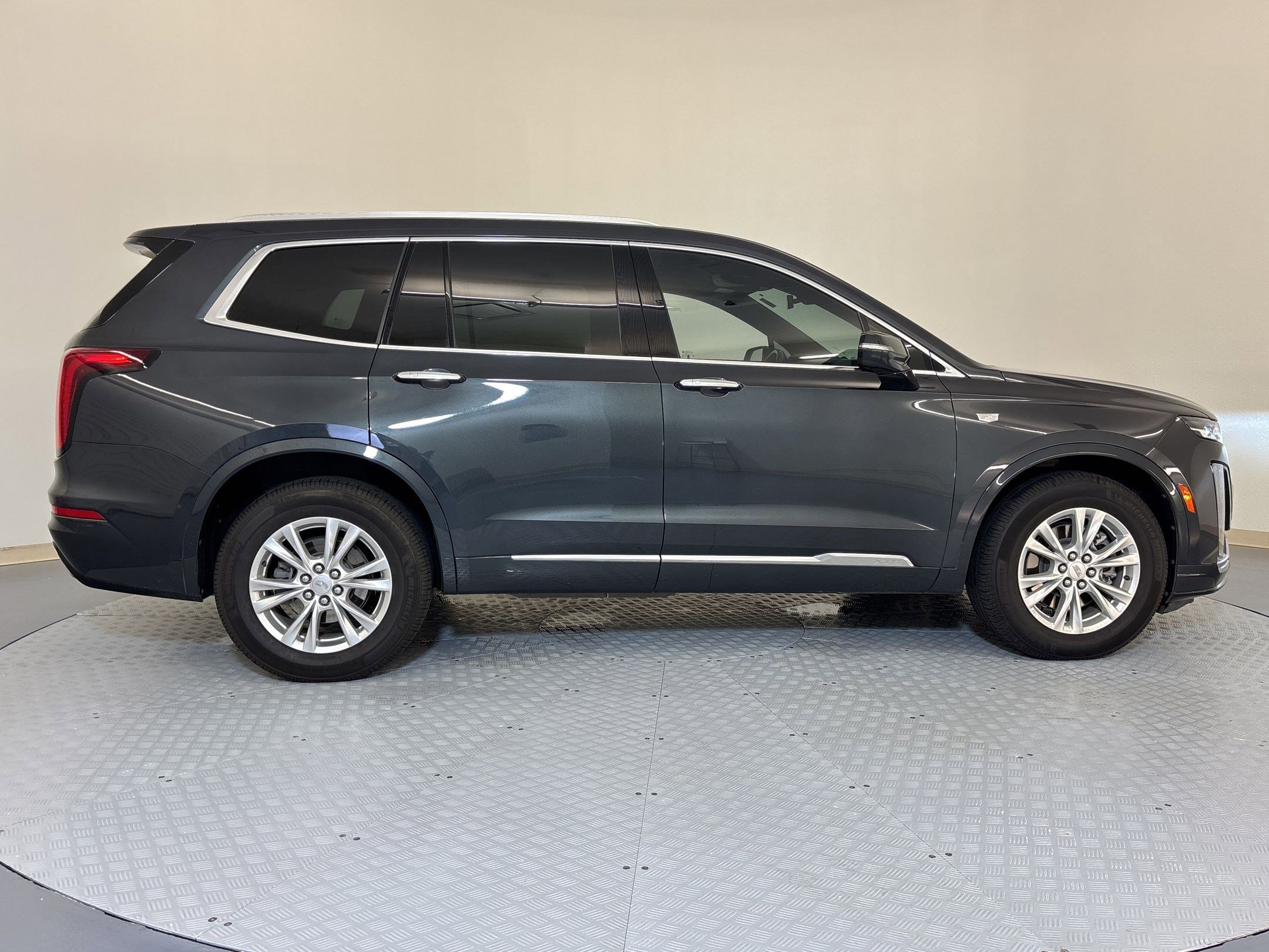Used 2022 Cadillac XT6 Luxury w/ LPO, Floor Liner Package AWD/4WD image 8