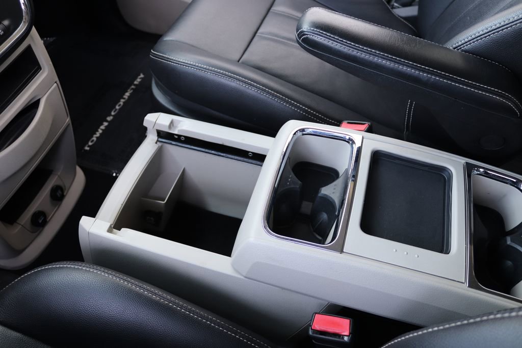 Used 2014 Chrysler Town & Country Touring FWD image 21