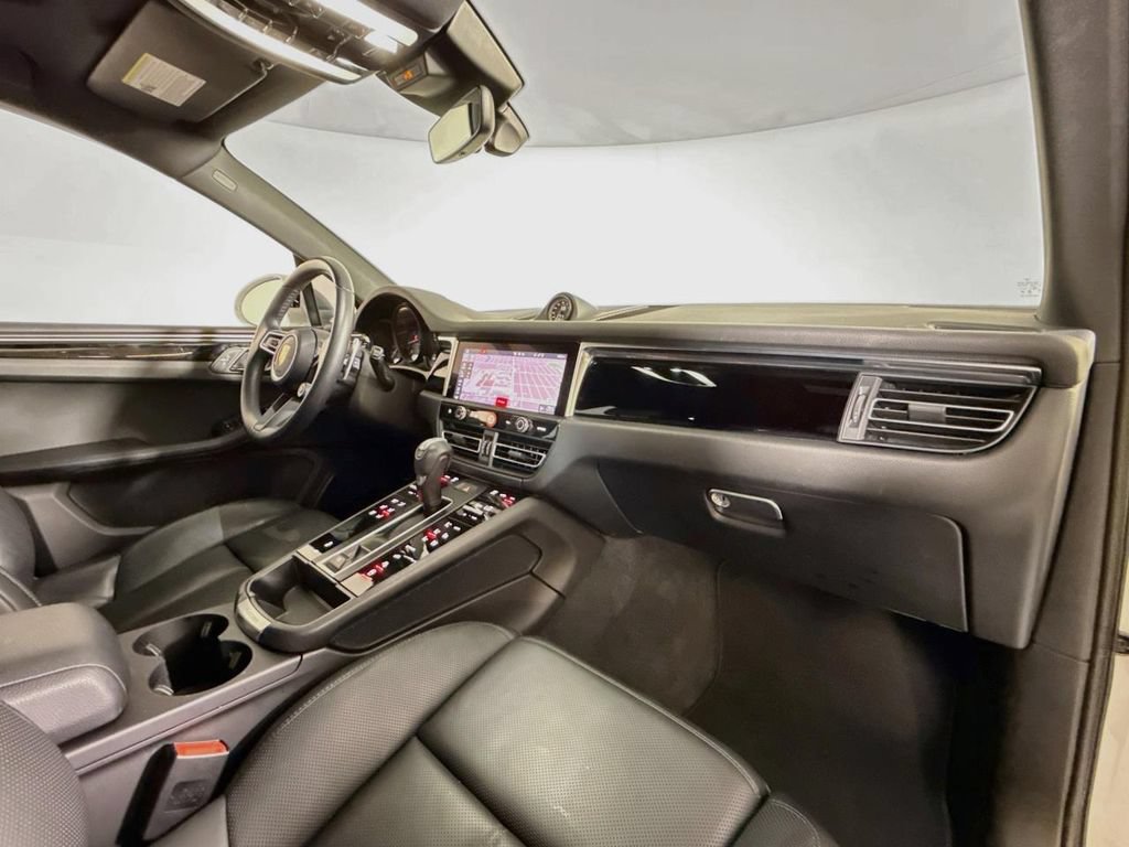 Certified 2024 Porsche Macan AWD/4WD image 17