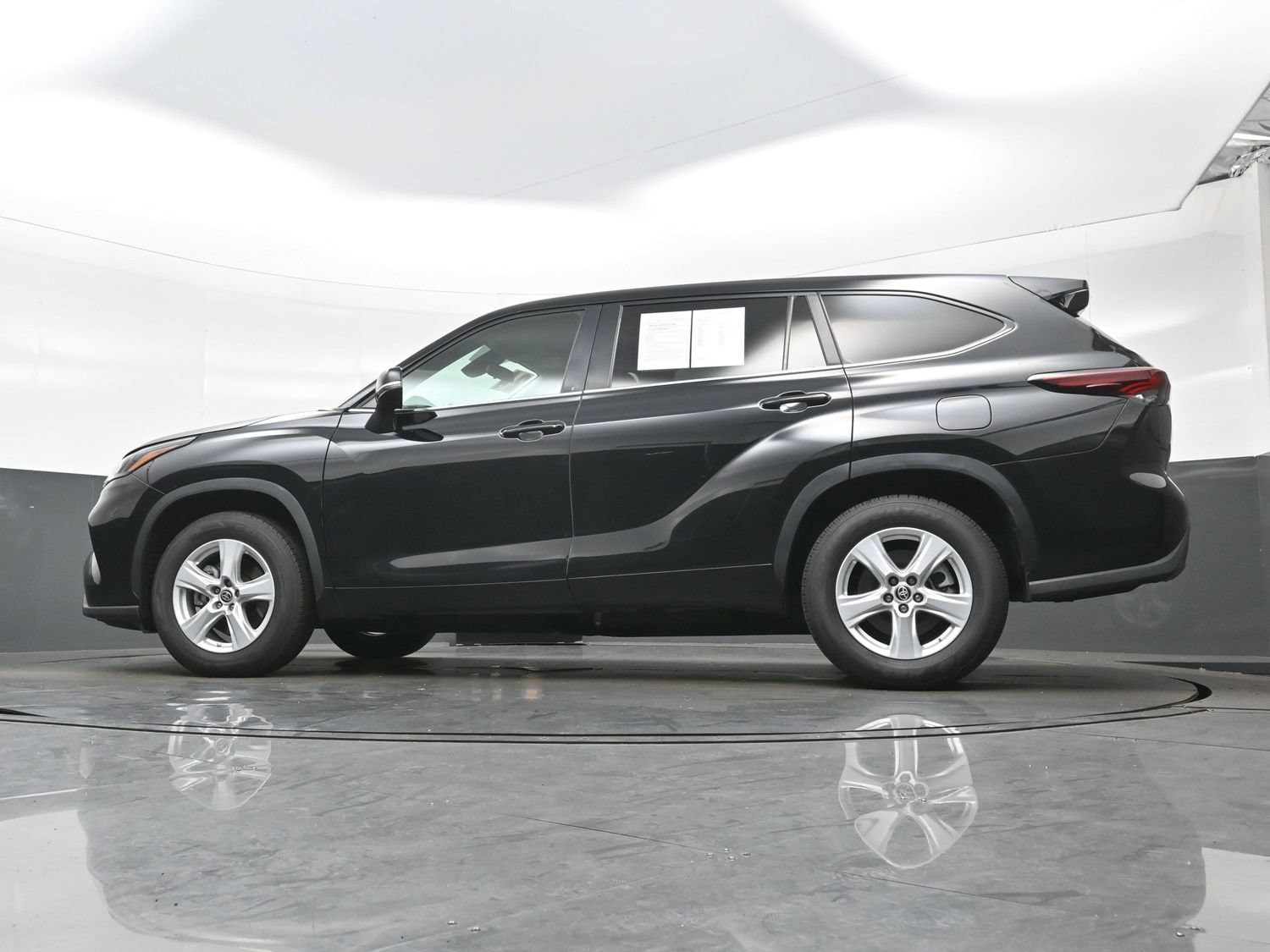 Used 2024 Toyota Highlander LE FWD image 29