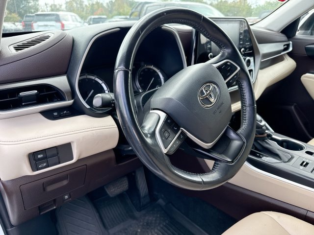 Used 2022 Toyota Highlander XLE AWD/4WD image 9