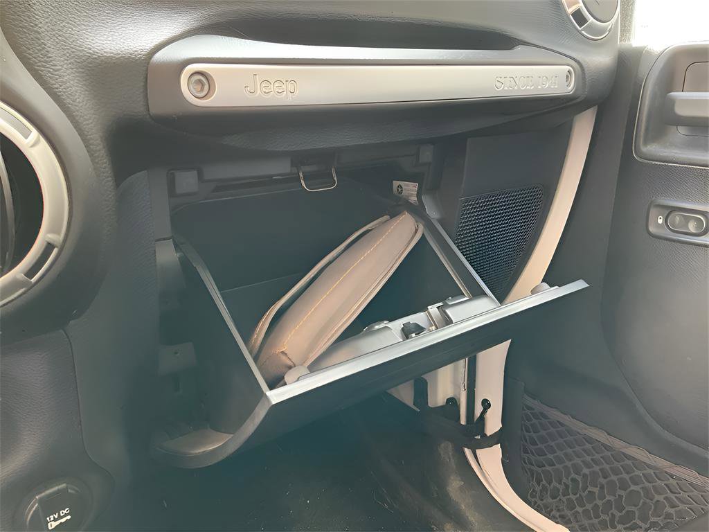 Used 2016 Jeep Wrangler Unlimited Sahara w/ Connectivity Group image 26