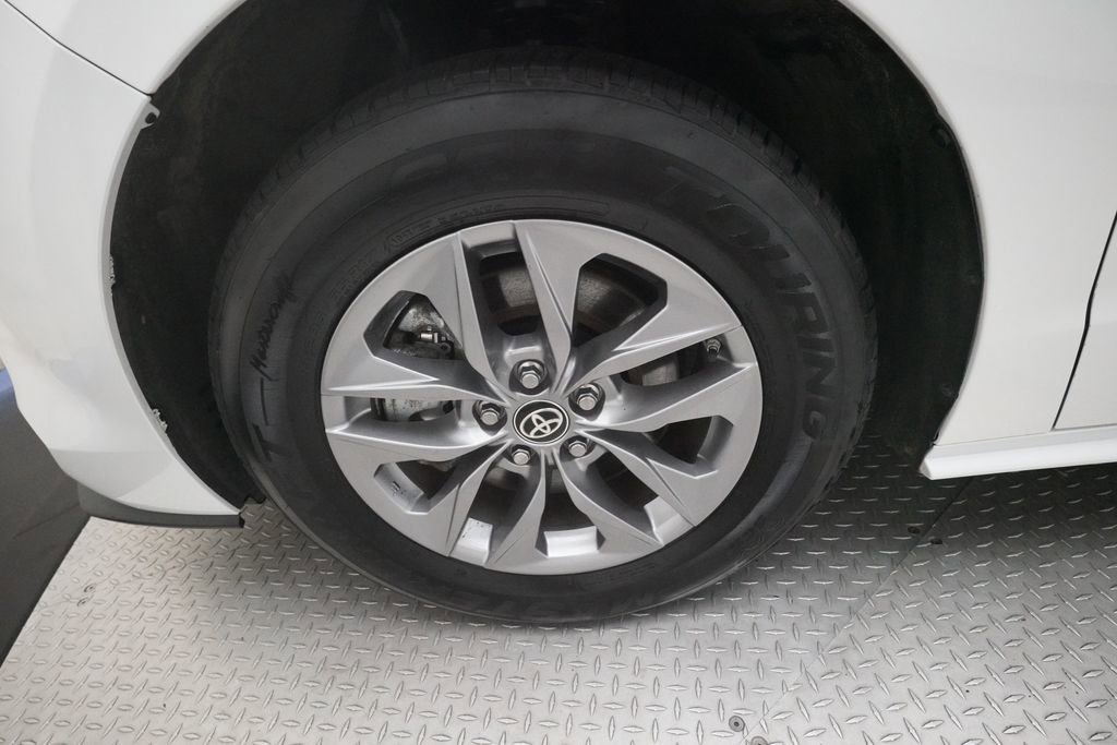 Used 2025 Toyota Sienna XLE FWD image 28