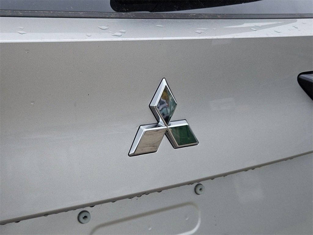 New 2025 Mitsubishi Outlander ES image 9