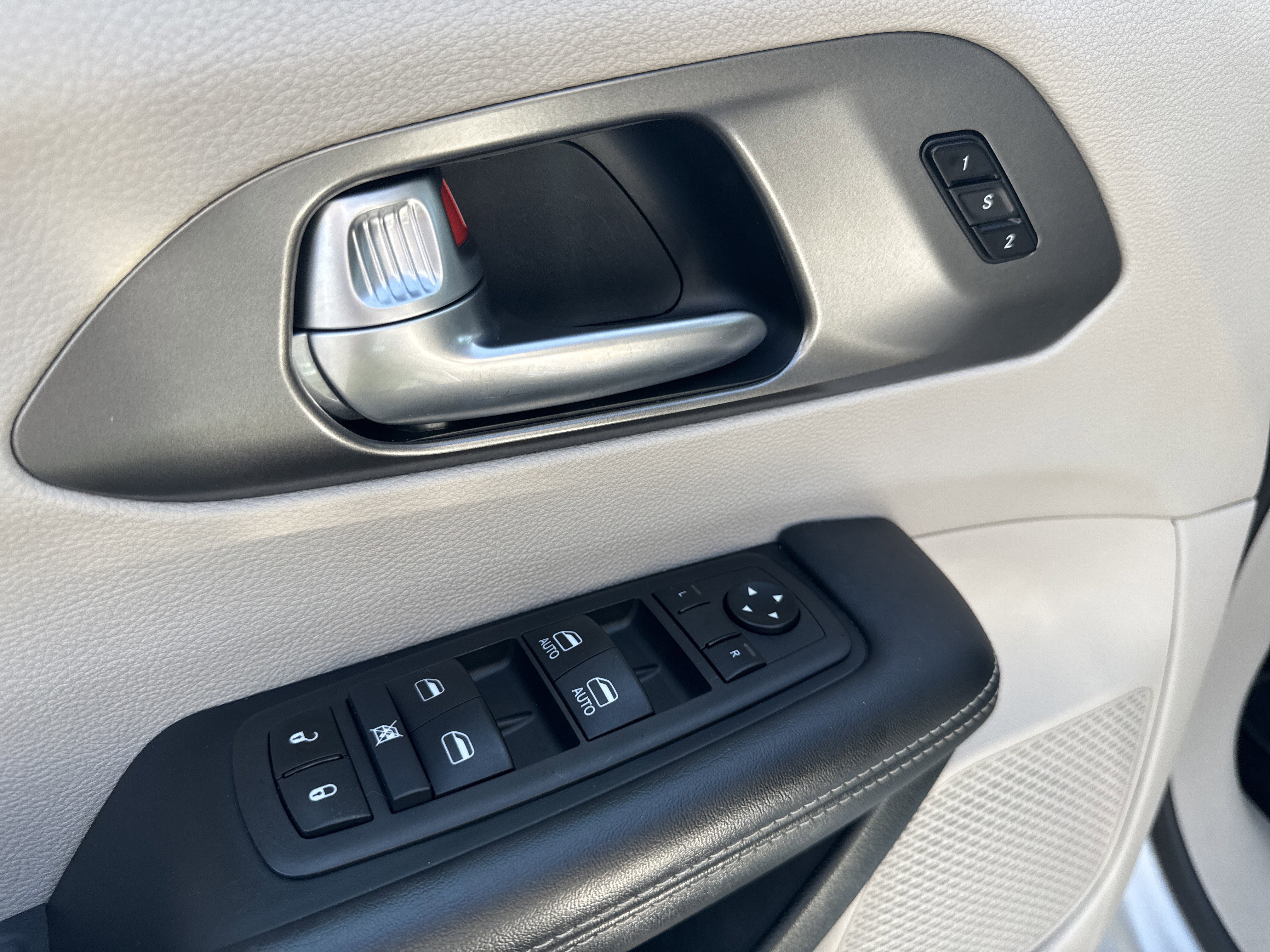 Used 2024 Chrysler Pacifica Touring-L image 12