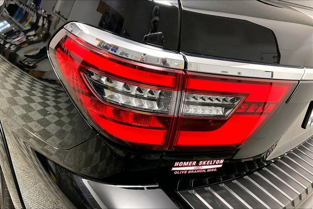 Used 2023 Nissan Armada SL w/ Captain's Chairs Package image 30