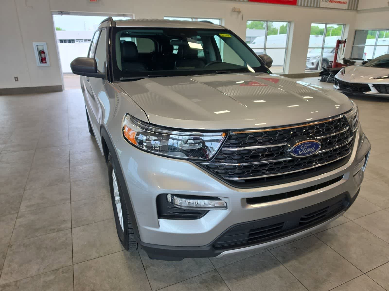Used 2023 Ford Explorer XLT w/ Equipment Group 202A AWD/4WD image 4