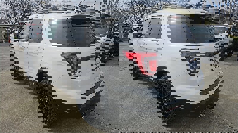 Used 2018 Ford Explorer XLT w/ Equipment Group 202A image 4