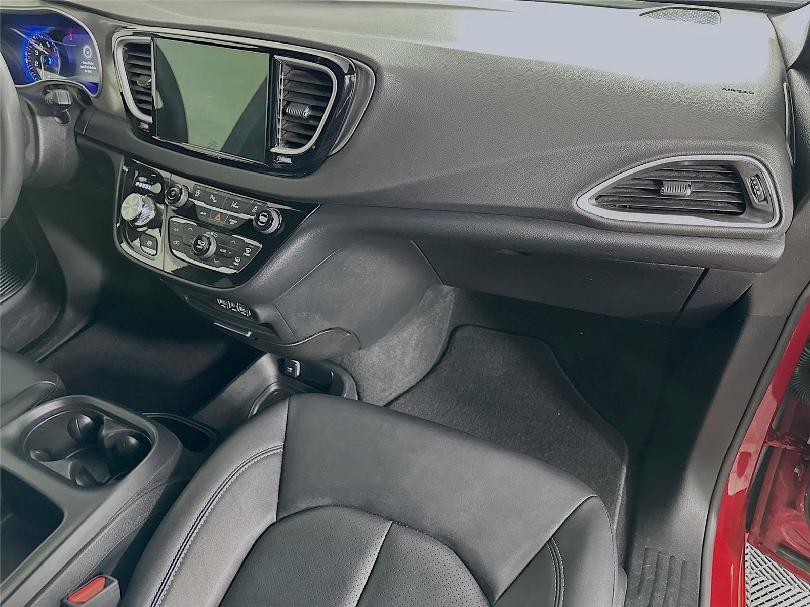 Used 2025 Chrysler Pacifica Select image 28