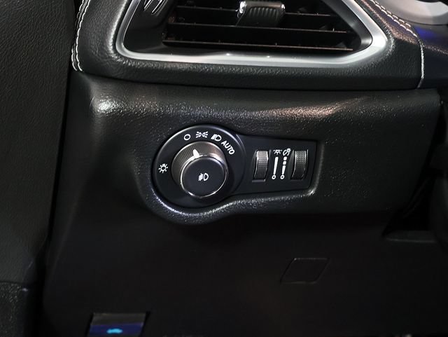 Used 2025 Chrysler Pacifica Limited FWD image 28